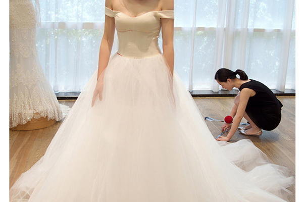 一字肩婚紗好看嗎 一字肩婚紗的優(yōu)點(diǎn) 一字肩婚紗好看嗎 一字肩婚紗的優(yōu)點(diǎn)