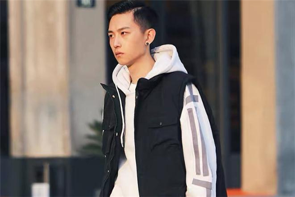 黑色馬甲怎么搭配