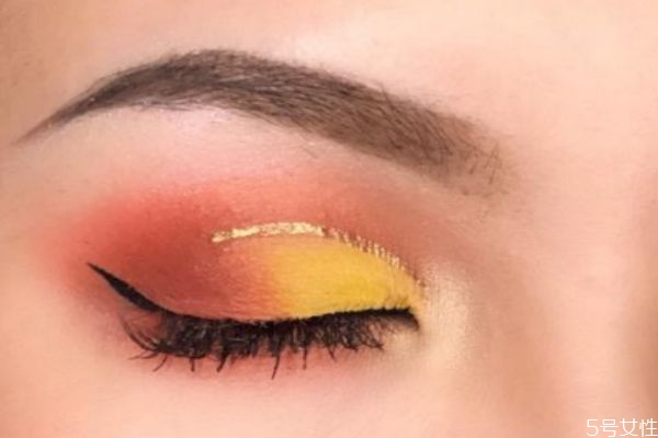 暖黃色眼妝怎么畫 黃色眼影畫法步驟 暖黃色眼妝怎么畫 黃色眼影畫法步驟