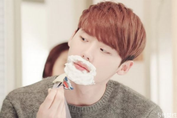 刮胡子應(yīng)該怎么刮好 刮胡子是順著還是逆著刮 刮胡子應(yīng)該怎么刮好 刮胡子是順著還是逆著刮