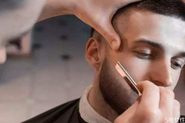 刮胡子應(yīng)該怎么刮好 刮胡子是順著還是逆著刮 刮胡子應(yīng)該怎么刮好 刮胡子是順著還是逆著刮