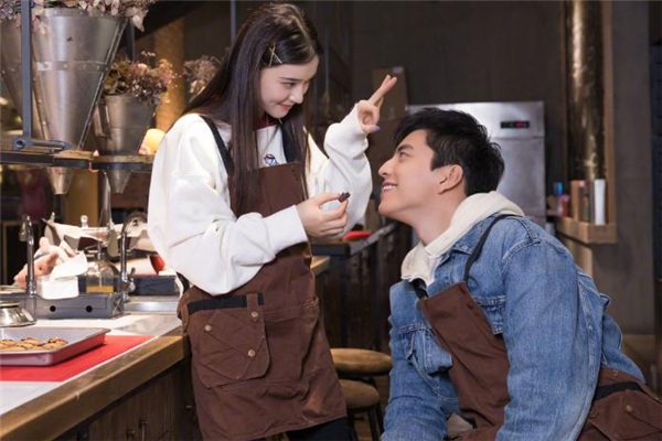 求婚用多少玫瑰花合適 求婚用什么顏色的玫瑰好 求婚用多少玫瑰花合適 求婚用什么顏色的玫瑰好