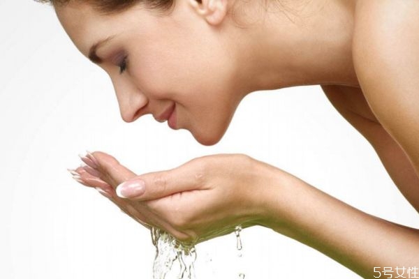 臉上什么都不擦好嗎 皮膚需不需要護膚品 臉上什么都不擦好嗎 皮膚需不需要護膚品