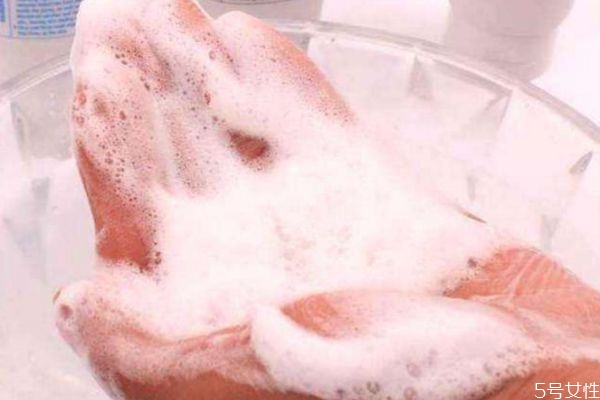 為什么用完洗面奶起皮 造成洗面奶起皮的原因有什么 為什么用完洗面奶起皮 造成洗面奶起皮的原因有什么