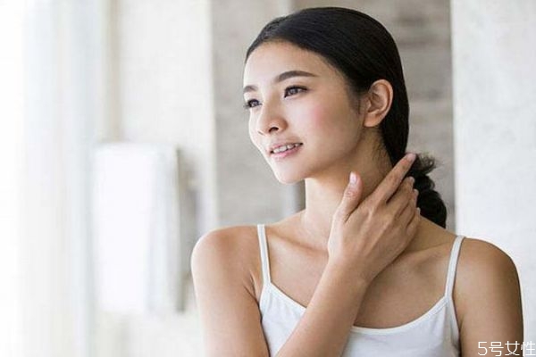 臉上起皮屑怎么辦 臉上有白屑是怎么回事 臉上起皮屑怎么辦 臉上有白屑是怎么回事