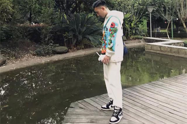 涂鴉衛(wèi)衣配什么褲子好看 涂鴉衛(wèi)衣配什么褲子好看
