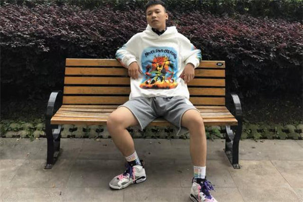 涂鴉衛(wèi)衣配什么褲子好看 涂鴉衛(wèi)衣配什么褲子好看