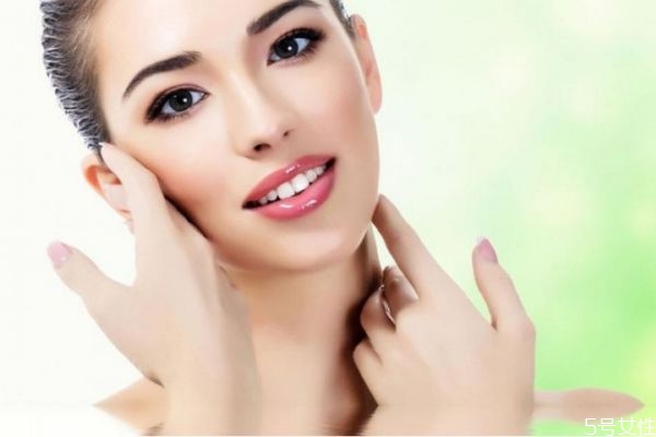 臉上起皮屑怎么辦 臉上有白屑是怎么回事 臉上起皮屑怎么辦 臉上有白屑是怎么回事