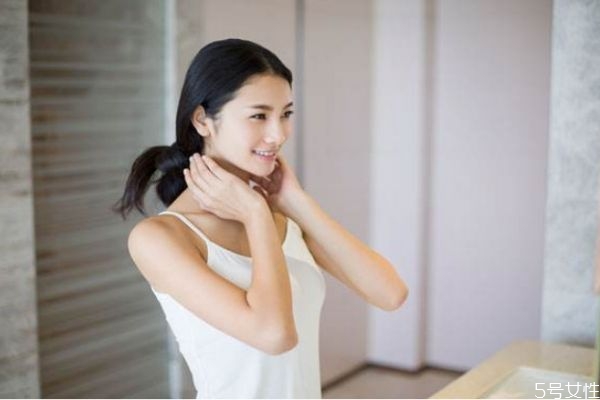 臉上起皮屑怎么辦 臉上有白屑是怎么回事 臉上起皮屑怎么辦 臉上有白屑是怎么回事