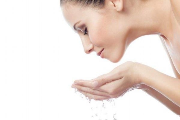 臉上突然起皮怎么回事 臉上太干起皮怎么辦 臉上突然起皮怎么回事 臉上太干起皮怎么辦