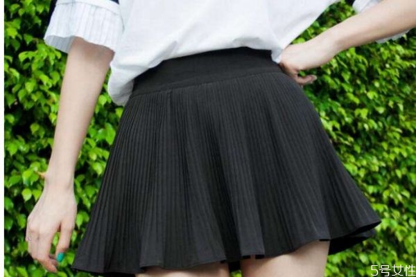 超短裙應(yīng)該怎么搭配上衣 超短裙的搭配技巧 超短裙應(yīng)該怎么搭配上衣 超短裙的搭配技巧