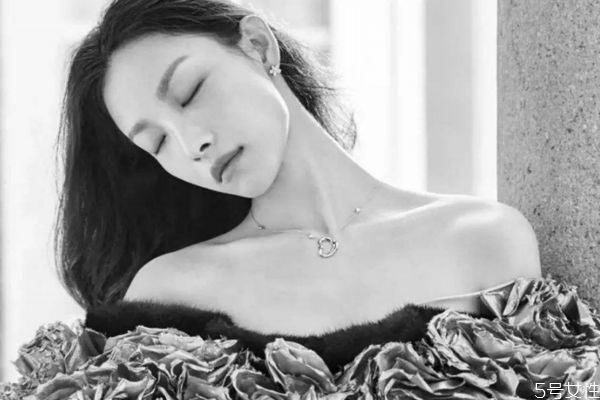 天鵝肩是怎么煉成的 練出天鵝肩的方法 天鵝肩是怎么煉成的 練出天鵝肩的方法