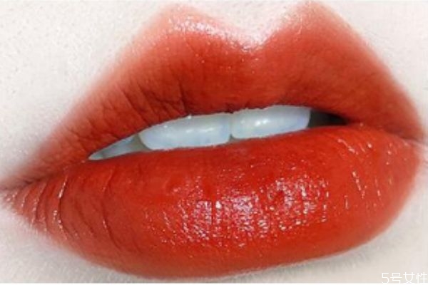 口紅是鏡面好還是霧面好 口紅啞光和鏡面的區(qū)別 口紅是鏡面好還是霧面好 口紅啞光和鏡面的區(qū)別