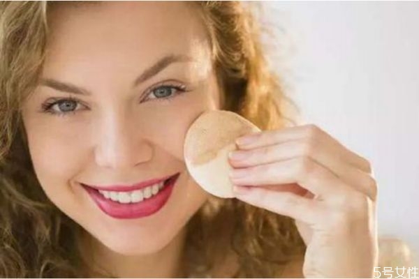 海綿和化妝刷化妝有什么區(qū)別 畫底妝需要準(zhǔn)備些什么 海綿和化妝刷化妝有什么區(qū)別 畫底妝需要準(zhǔn)備些什么