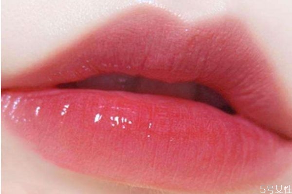 唇釉唇彩唇蜜有什么區(qū)別 口紅和唇彩怎么搭配用 唇釉唇彩唇蜜有什么區(qū)別 口紅和唇彩怎么搭配用