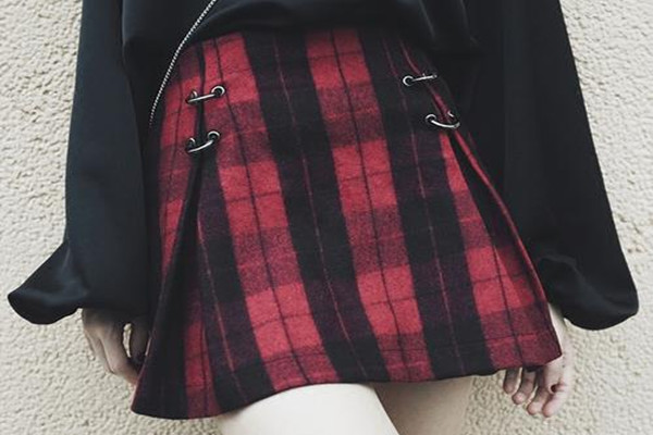 紅色格子短裙怎么搭配上衣 紅色格子短裙搭配什么上衣 紅色格子短裙怎么搭配上衣 紅色格子短裙搭配什么上衣