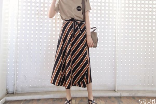 條紋裙子搭配什么上衣 條紋裙子搭配服裝的方法 條紋裙子搭配什么上衣 條紋裙子搭配服裝的方法