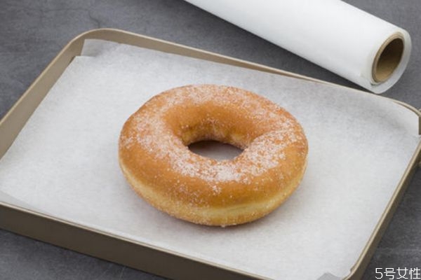 烘焙用的油紙有什么作用 烘焙用的油紙功效 烘焙用的油紙有什么作用 烘焙用的油紙功效