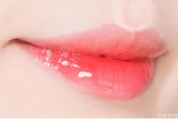 唇彩和唇膏有什么區(qū)別 唇彩和唇膏哪個(gè)持久 唇彩和唇膏有什么區(qū)別 唇彩和唇膏哪個(gè)持久