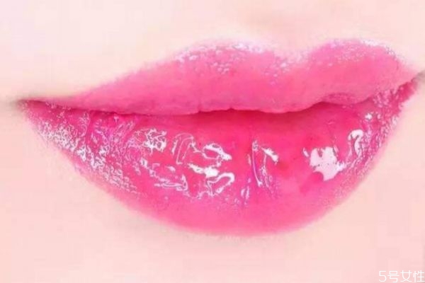口紅和唇彩哪個(gè)危害小 唇彩的成分 口紅和唇彩哪個(gè)危害小 唇彩的成分