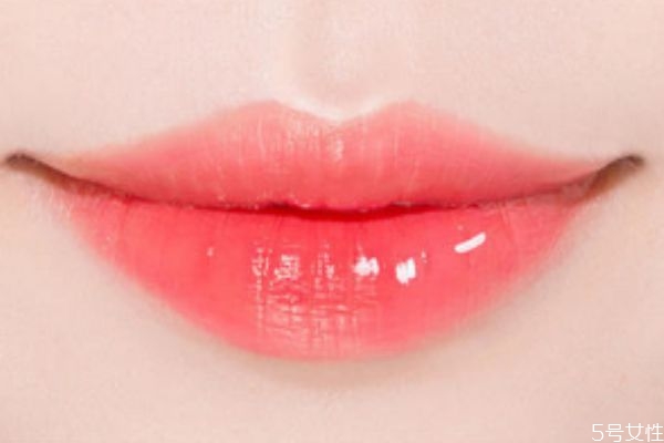 唇彩和唇膏有什么區(qū)別 唇彩和唇膏哪個(gè)持久 唇彩和唇膏有什么區(qū)別 唇彩和唇膏哪個(gè)持久