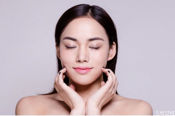 干性皮膚和中性皮膚的區(qū)別 中性和干性皮膚怎么區(qū)分 干性皮膚和中性皮膚的區(qū)別 中性和干性皮膚怎么區(qū)分