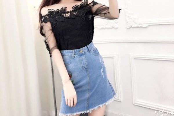 牛仔短裙怎么搭配上衣 牛仔短裙的搭配技巧 牛仔短裙怎么搭配上衣 牛仔短裙的搭配技巧