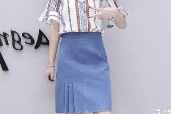 牛仔短裙怎么搭配上衣 牛仔短裙的搭配技巧 牛仔短裙怎么搭配上衣 牛仔短裙的搭配技巧