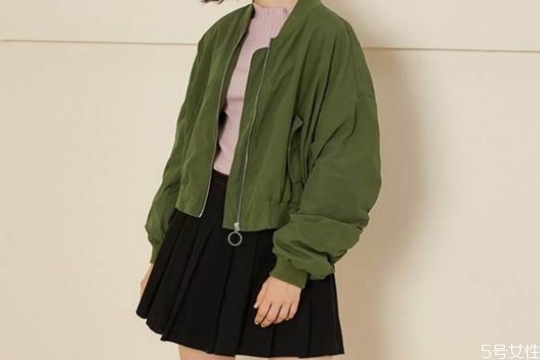 綠色衣服配什么顏色褲子 綠色衣服應(yīng)該怎么搭配 綠色衣服配什么顏色褲子 綠色衣服應(yīng)該怎么搭配
