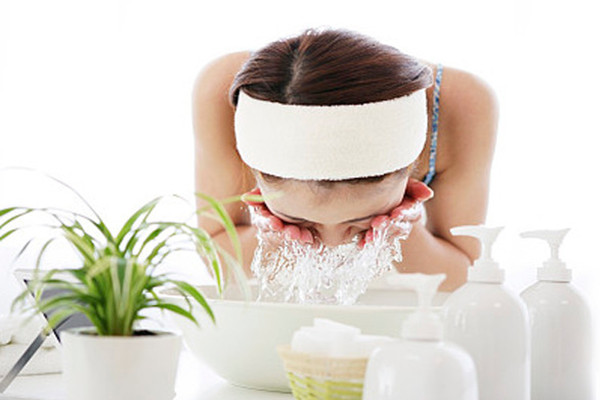 冷熱水交替洗臉好嗎 冷熱水洗臉靠譜嗎 冷熱水交替洗臉好嗎 冷熱水洗臉靠譜嗎