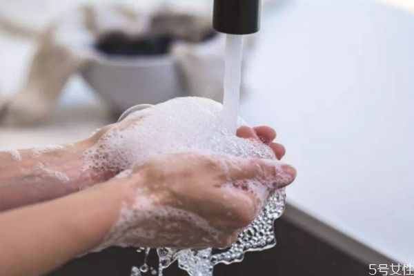 皮膚愛出油應(yīng)該用什么洗面奶 油性皮膚的洗面奶選擇 皮膚愛出油應(yīng)該用什么洗面奶 油性皮膚的洗面奶選擇