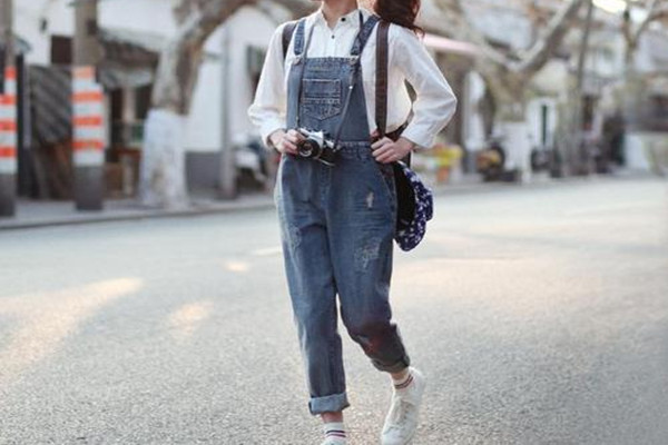牛仔背帶褲配什么外套好看 牛仔背帶褲怎么搭配外套 牛仔背帶褲配什么外套好看 牛仔背帶褲怎么搭配外套
