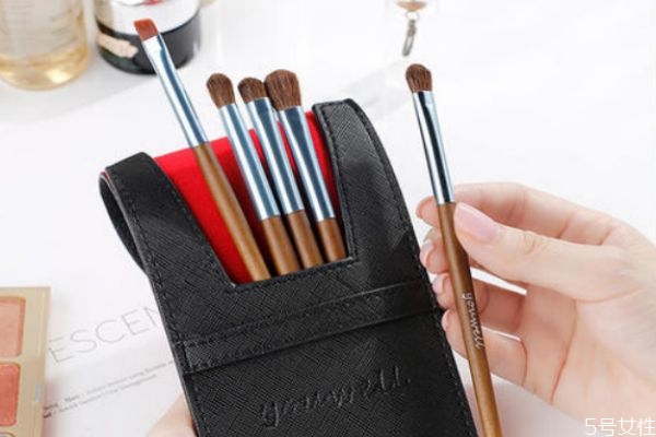 鼻影刷應(yīng)該怎么選擇 鼻影刷什么樣子的好 鼻影刷應(yīng)該怎么選擇 鼻影刷什么樣子的好