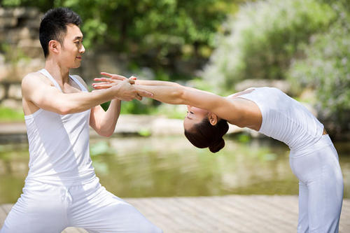 瑜伽開(kāi)背的重要性 瑜伽開(kāi)肩開(kāi)背的作用 瑜伽開(kāi)背的重要性 瑜伽開(kāi)肩開(kāi)背的作用