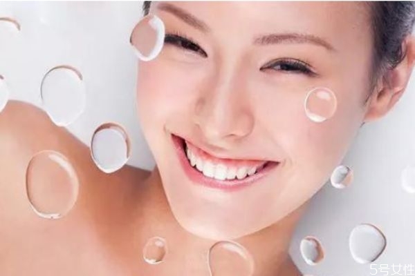 皮膚出油是因?yàn)槿彼畣?皮膚油需要補(bǔ)水嗎 皮膚出油是因?yàn)槿彼畣?皮膚油需要補(bǔ)水嗎