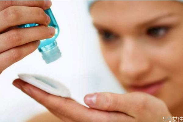 皮膚出油是因?yàn)槿彼畣?皮膚油需要補(bǔ)水嗎 皮膚出油是因?yàn)槿彼畣?皮膚油需要補(bǔ)水嗎