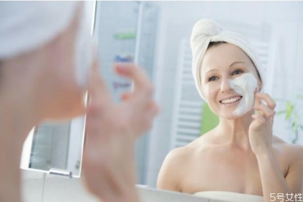 怎樣清潔臉部皮膚 護(hù)膚第一步清潔最重要 怎樣清潔臉部皮膚 護(hù)膚第一步清潔最重要