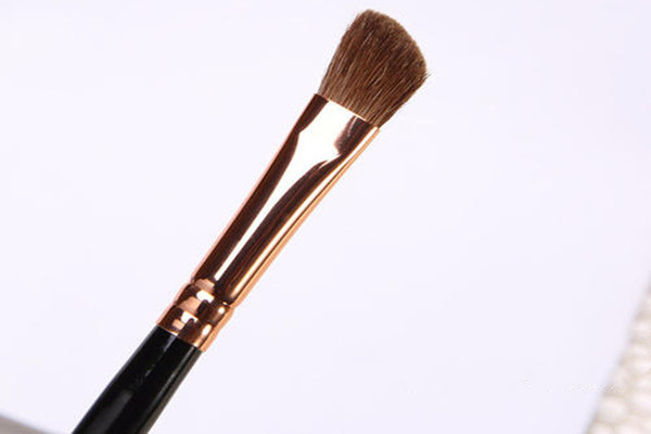 鼻影刷掉毛怎么回事 鼻影刷掉毛的原因 鼻影刷掉毛怎么回事 鼻影刷掉毛的原因