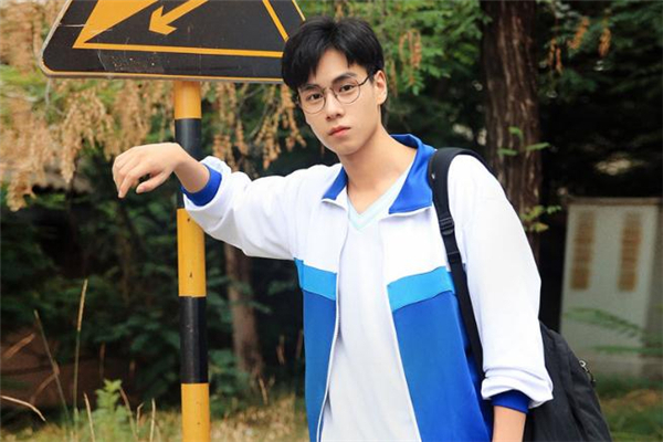 高中男生留什么發(fā)型好看 高中男生適合什么發(fā)型 高中男生留什么發(fā)型好看 高中男生適合什么發(fā)型