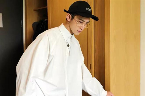 白襯衫配什么帽子好看 白襯衫怎么搭配帽子 白襯衫配什么帽子好看 白襯衫怎么搭配帽子