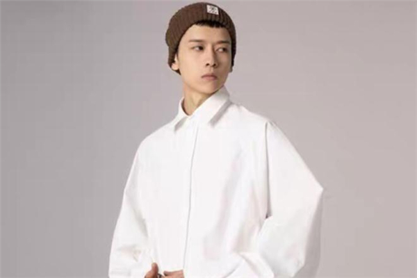 白襯衫配什么帽子好看 白襯衫怎么搭配帽子 白襯衫配什么帽子好看 白襯衫怎么搭配帽子