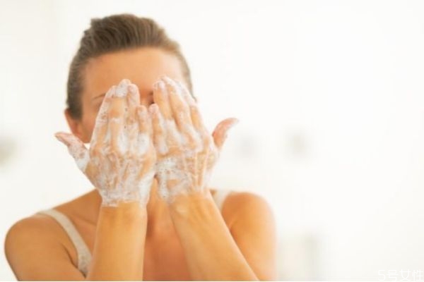 怎樣清潔臉部皮膚 護(hù)膚第一步清潔最重要 怎樣清潔臉部皮膚 護(hù)膚第一步清潔最重要