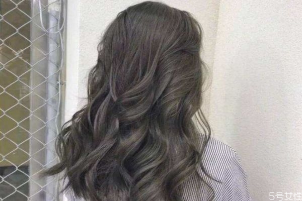 夏天適合燙頭發(fā)嗎 燙頭發(fā)多久可以洗頭 夏天適合燙頭發(fā)嗎 燙頭發(fā)多久可以洗頭