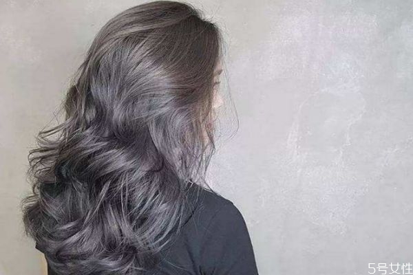 夏天適合燙頭發(fā)嗎 燙頭發(fā)多久可以洗頭 夏天適合燙頭發(fā)嗎 燙頭發(fā)多久可以洗頭