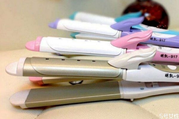 使用卷發(fā)棒前的準(zhǔn)備工作 卷發(fā)棒的正確打開(kāi)方式 使用卷發(fā)棒前的準(zhǔn)備工作 卷發(fā)棒的正確打開(kāi)方式