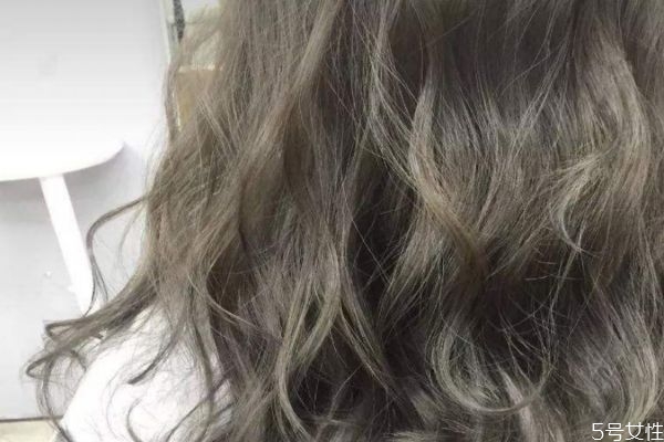 燙頭發(fā)后掉發(fā)是什么原因 燙頭之后掉發(fā)嚴(yán)重怎么回事 燙頭發(fā)后掉發(fā)是什么原因 燙頭之后掉發(fā)嚴(yán)重怎么回事