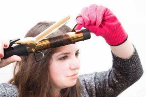 使用卷發(fā)棒前的準(zhǔn)備工作 卷發(fā)棒的正確打開(kāi)方式 使用卷發(fā)棒前的準(zhǔn)備工作 卷發(fā)棒的正確打開(kāi)方式