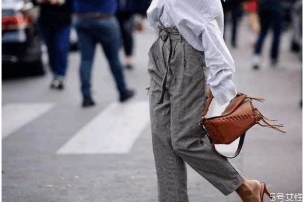 紙袋褲怎么搭配好看 紙袋褲的搭配技巧 紙袋褲怎么搭配好看 紙袋褲的搭配技巧