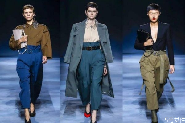 紙袋褲怎么搭配好看 紙袋褲的搭配技巧 紙袋褲怎么搭配好看 紙袋褲的搭配技巧