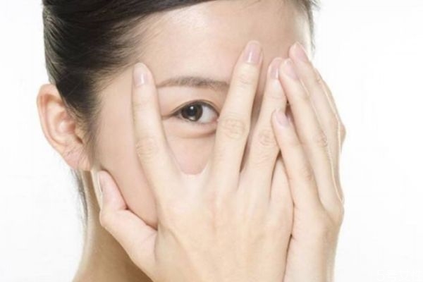 眼睛下面是干紋還是細紋 怎么分辨什么是干紋 眼睛下面是干紋還是細紋 怎么分辨什么是干紋